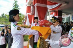 Soekarwo Pimpin Apel Renungan Suci di TMP Kusuma Bangsa (Video)