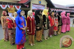 Bhayangkari Banjar Kenakan Pakaian Adat Di HUT RI