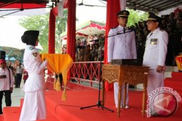 Upacara khidmat Walau Di Tengah Hujan Gerimis