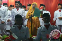 Ketua PKK Tapsel Berpuisi