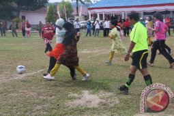 Serunya Ibu-ibu PKK Main Bola Pakai Daster