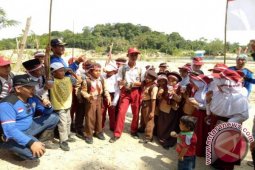 Puluhan Pelajar di Muntok Lepasliarkan Satwa di Menumbing