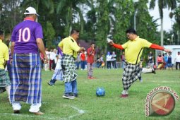 Berkain sarung Fasha cetak lima gol