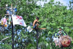 Seratusan pemanjat berebut sepeda di puncak pinang