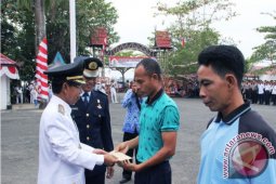 MENYERAHKAN SK PEMBERIAN REMISI
