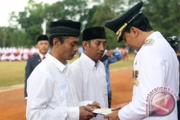MENYERAHKAN SK PEMBERIAN REMISI