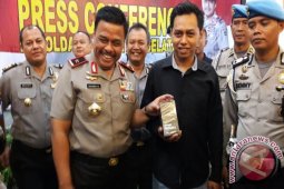 Kapolda Kalsel Berikan Penghargaan Terhadap Perekam Pungli