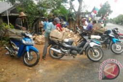 GOTONG ROYONG ANGKUT BATU