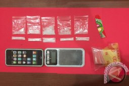 Polisi Ringkus Pelaku Saat Menimbang Sabu-sabu