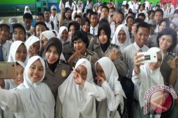 Polwan Polda Kalsel Serentak Kunjungi 25 Sekolah