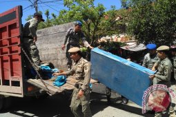 Petugas gusur PKL di Aceh Barat