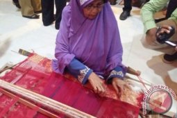 Kain Cual Khas Babel Dibuat Dari Benang Emas 18 Karat