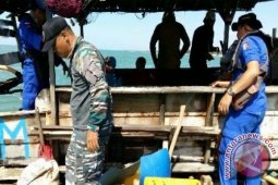 Tim Gabungan Tertibkan TI Apung Pulau Putri