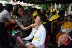 Polwan Menggelar Lomba Rias Busana Adat Bali