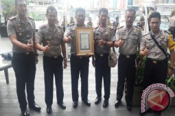 Kapolri Berikan Penghargaan Kepada Aiptu Mujiyanto