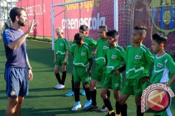 10 Siswa SD Rasakan Berlatih di FCBEscola Barcelona