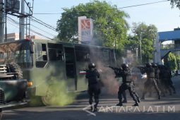 Prajurit Para Raider Simulasikan Pembebasan Sandera