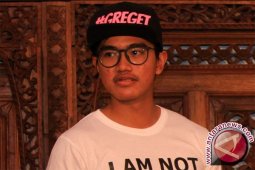 Putra Bungsu Jokowi Tes Pasar Kaos "Kolektor Kecebong"