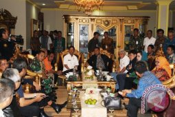 KOMISI V DPR-RI SELEPAS MENINJAU LOKASI AMBRUKNYA JEMBATAN