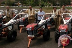 Pemkab Bangka Barat Serahkan Bantuan Produksi Petani Lada