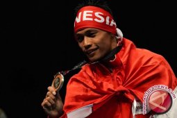 Surahmat buka kran medali dari angkat besi