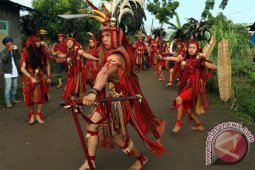 Presiden Apresiasi Tarian "Kabasaran" Pada Karnaval Kemerdekaan
