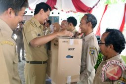 MENYERAHKAN PENGHARGAAN DAN HADIAH