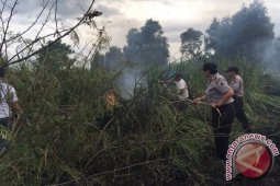 Personel Polres Banjar Sigap Tanggulangi Karhutla