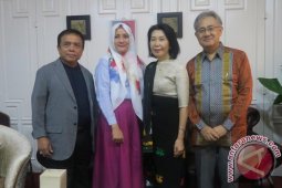 Darwati berikan tenun Gayo kepada istri Dubes Jepang