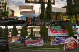 Spanduk Tanpa Izin Bertebaran di Padangsidimpuan
