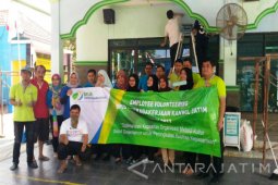 BPJS Ketenagakerjaan Kanwil Jatim Cat Ulang Mushala Desa Semambung