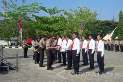 Sembilan Anggota Polres Sampang Terima Panghargaan Kapolda Jatim