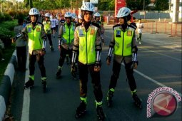 Polwan Bersepatu Roda Bersentuhan Langsung Dengan Masyarakat