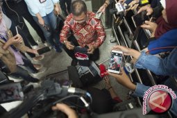Datangi Gedung KPK, Masinton Bawa Koper dan Minta Rompi