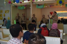 Peringati Hari Pelanggan, BPJS Madiun Bagikan Cenderamata