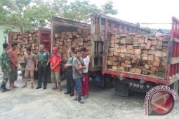 Kodim Penajam Amankan Truk Bermuatan Kayu Ilegal