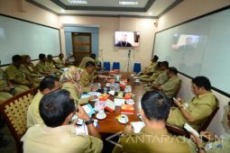 Bupati Anas Pimpin Rapat dari Mekkah