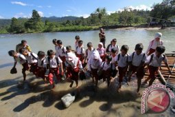 Puluhan Siswa Gorontalo Seberangi Sungai Untuk Bersekolah