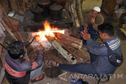 Menghangatkan Badan Di Perapian