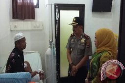Kapolsekta Banjarmasin Timur Besuk Anggota Di Rumah Sakit
