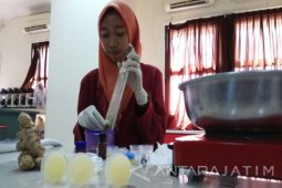 Mahasiswa UM Surabaya Olah Jahe Jadi Balsem untuk Rematik