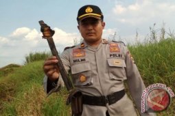 Kapolsek Daha Utara Temukan Kayu Pemicu Kebakaran Lahan