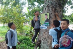 Aktivis Mahasiswa Tertibkan Spanduk
