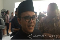Terlihat Akrab, Azwar Anas Puji Prestasi Wali Kota Risma