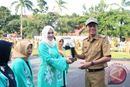 BUPATI TANAH LAUT MENYERAHKAN PENGHARGAAN
