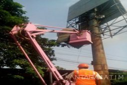 BP2D Bersihkan Reklame Membahayakan Warga Kota Malang