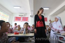 Praktek Berbahasa Inggris