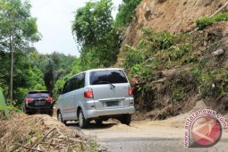 Pengguna Jalan Harapkan Sisa Longsor Dibersihkan