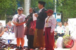 Jokowi Hadiahkan Tiga Sepeda di Banjarbaru