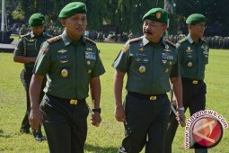 Kodam Udayana Pungut Sampah Plastik Pantai Biaung